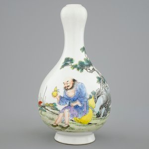Un petit vase chinois fencai à décor d'un immortel dans un jardin, 20ème — photo 1