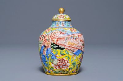 Un petit vase couvert en émaux de Pékin, marque et poss. époque de Qianlong