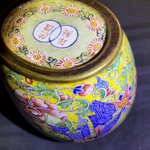 Un petit vase couvert en émaux de Pékin, marque et poss. époque de Qianlong — photo 25
