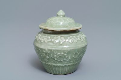 Un petit vase couvert en porcelaine de Chine céladon de Longquan, Ming