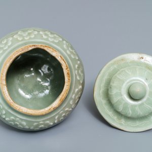 Un petit vase couvert en porcelaine de Chine céladon de Longquan, Ming — photo 6