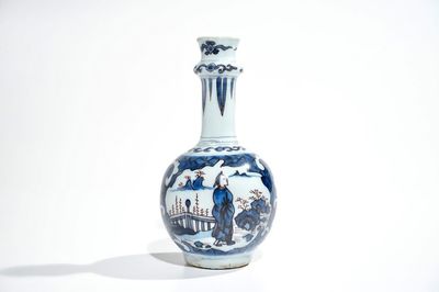 Un petit vase de forme bouteille en faïence de Delft à décor de chinoiserie, 2ème moitié du 17ème