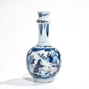 Un petit vase de forme bouteille en faïence de Delft à décor de chinoiserie, 2ème moitié du 17ème — photo 3