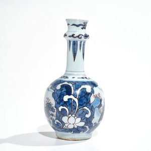 Un petit vase de forme bouteille en faïence de Delft à décor de chinoiserie, 2ème moitié du 17ème — photo 4