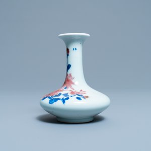 Un petit vase de forme bouteille en porcelaine de Chine en bleu, blanc et rouge de cuivre, République — photo 3