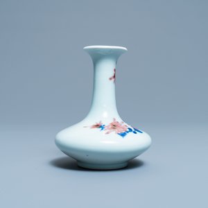 Un petit vase de forme bouteille en porcelaine de Chine en bleu, blanc et rouge de cuivre, République — photo 5