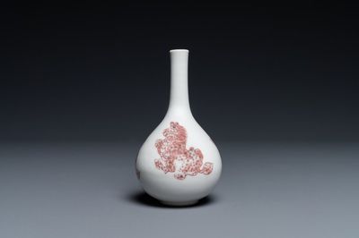 Un petit vase de forme bouteille en porcelaine de Chine en rouge de cuivre, Kangxi