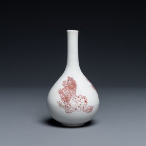 Un petit vase de forme bouteille en porcelaine de Chine en rouge de cuivre, Kangxi — photo 3