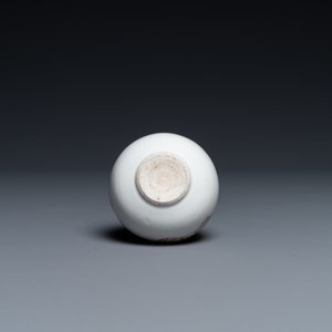 Un petit vase de forme bouteille en porcelaine de Chine en rouge de cuivre, Kangxi — photo 6