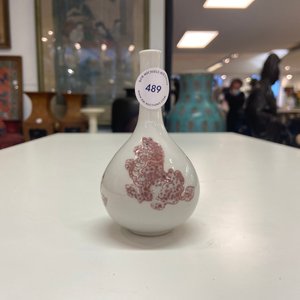 Un petit vase de forme bouteille en porcelaine de Chine en rouge de cuivre, Kangxi — photo 7