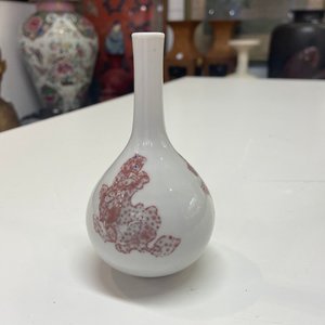Un petit vase de forme bouteille en porcelaine de Chine en rouge de cuivre, Kangxi — photo 8