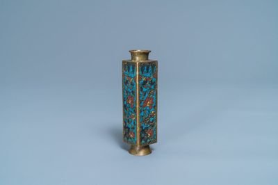 Un petit vase de forme 'cong' en émaux cloisonnés, Chine, Wanli
