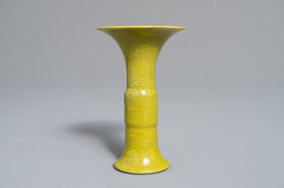 Un petit vase de forme gu en porcelaine de Japon jaune monochrome et craquelé, Awaiji, Edo, 19ème