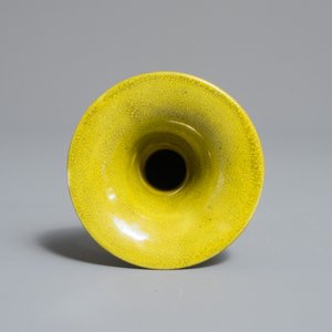 Un petit vase de forme gu en porcelaine de Japon jaune monochrome et craquelé, Awaiji, Edo, 19ème — photo 6