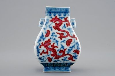 Un petit vase de forme hu à décor de phénix en porcelaine de Chine, marque de Qianlong, 19/20ème
