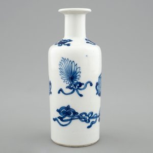Un petit vase de forme rouleau en porcelaine de Chine bleu et blanc, Kangxi — photo 2