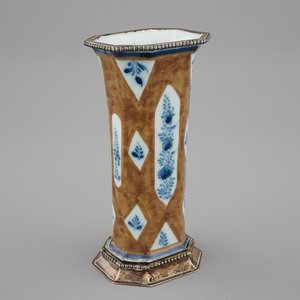Un petit vase en Delft brun capucin monté en argent, 18ème — photo 1