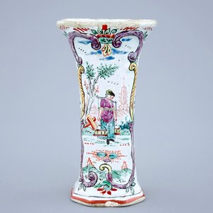 Un petit vase en faïence de Delft au décor petit feu, 18ème — photo 1