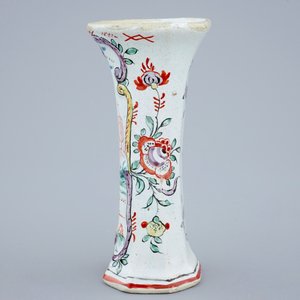 Un petit vase en faïence de Delft au décor petit feu, 18ème — photo 4