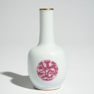 Un petit vase en porcelaine de Chine aux médaillons de dragons, marque Daoguang, 20ème — photo 1