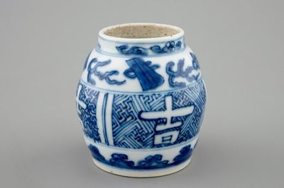 Un petit vase en porcelaine de Chine bleu et blanc aux symboles de bonheur, Wanli, 1573-1619