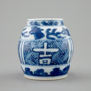 Un petit vase en porcelaine de Chine bleu et blanc aux symboles de bonheur, Wanli, 1573-1619 — photo 2