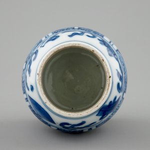 Un petit vase en porcelaine de Chine bleu et blanc aux symboles de bonheur, Wanli, 1573-1619 — photo 7