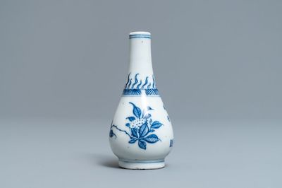Un petit vase en porcelaine de Chine bleu et blanc, époque Transition