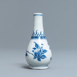 Un petit vase en porcelaine de Chine bleu et blanc, époque Transition — photo 1
