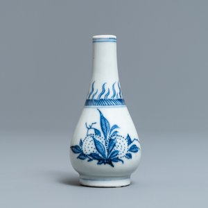 Un petit vase en porcelaine de Chine bleu et blanc, époque Transition — photo 2
