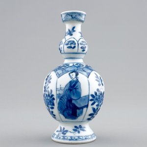 Un petit vase en porcelaine de Chine bleu et blanc, Kangxi — photo 1