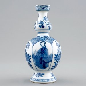 Un petit vase en porcelaine de Chine bleu et blanc, Kangxi — photo 2