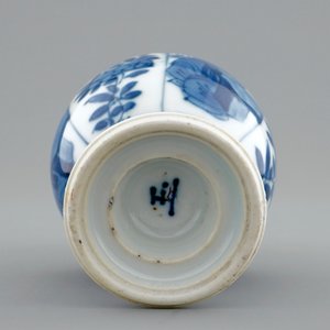 Un petit vase en porcelaine de Chine bleu et blanc, Kangxi — photo 5