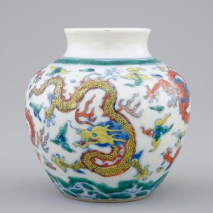 Un petit vase en porcelaine de Chine doucai à décor de dragons et volutes, marqué Qianlong, 19ème — photo 2