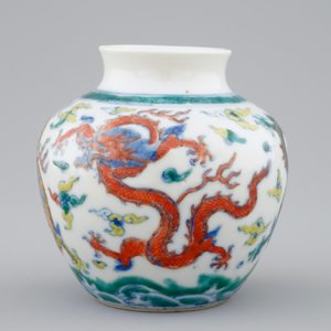 Un petit vase en porcelaine de Chine doucai à décor de dragons et volutes, marqué Qianlong, 19ème — photo 4