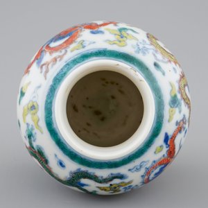 Un petit vase en porcelaine de Chine doucai à décor de dragons et volutes, marqué Qianlong, 19ème — photo 5