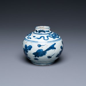Un petit vase en porcelaine de Chine en bleu et blanc à décor de carpes, Wanli — photo 1