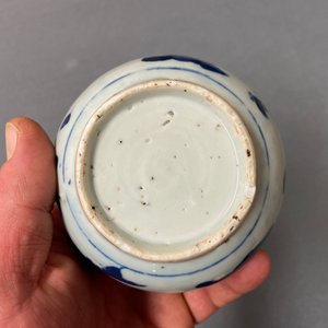 Un petit vase en porcelaine de Chine en bleu et blanc à décor de carpes, Wanli — photo 11