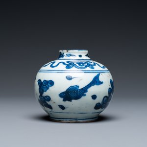 Un petit vase en porcelaine de Chine en bleu et blanc à décor de carpes, Wanli — photo 3