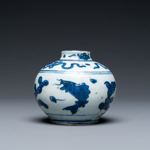 Un petit vase en porcelaine de Chine en bleu et blanc à décor de carpes, Wanli — photo 4