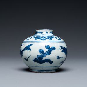 Un petit vase en porcelaine de Chine en bleu et blanc à décor de carpes, Wanli — photo 5