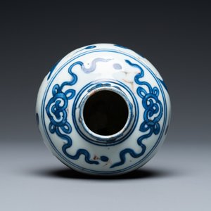 Un petit vase en porcelaine de Chine en bleu et blanc à décor de carpes, Wanli — photo 6