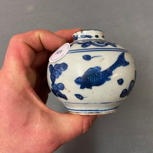 Un petit vase en porcelaine de Chine en bleu et blanc à décor de carpes, Wanli — photo 10