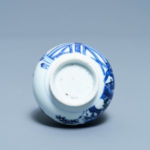 Un petit vase en porcelaine de Chine en bleu et blanc à décor des 'Trois amis de l'hiver', Qianlong — photo 5