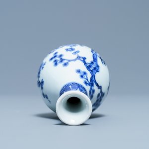 Un petit vase en porcelaine de Chine en bleu et blanc à décor des 'Trois amis de l'hiver', Qianlong — photo 6