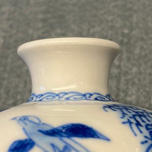 Un petit vase en porcelaine de Chine en bleu et blanc, Kangxi — photo 12