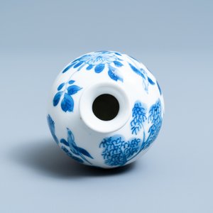 Un petit vase en porcelaine de Chine en bleu et blanc, Kangxi — photo 5
