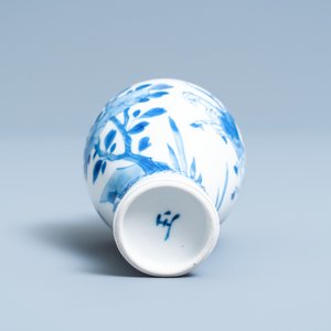 Un petit vase en porcelaine de Chine en bleu et blanc, Kangxi — photo 6
