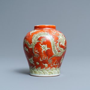Un petit vase en porcelaine de Chine en rouge de fer et jaune à décor de dragons, marque de Wanli, 19ème — photo 3