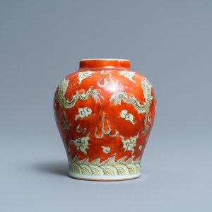Un petit vase en porcelaine de Chine en rouge de fer et jaune à décor de dragons, marque de Wanli, 19ème — photo 4